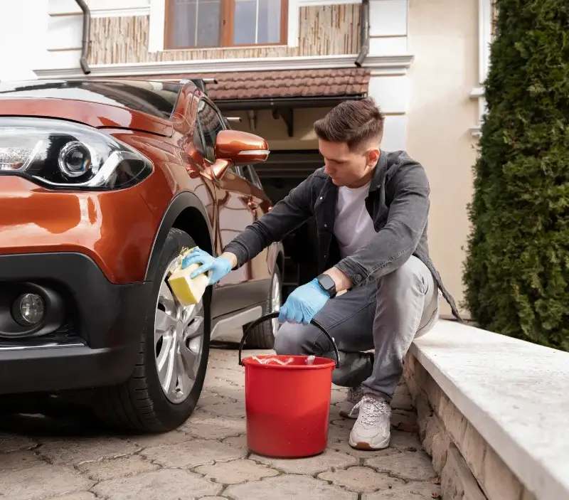 Lavage auto à domicile Calviac-en-Périgord : professionnel intervenant sur un véhicule